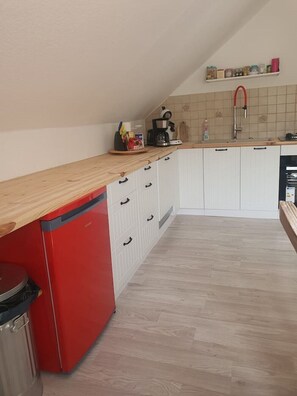 Jääkaappi, uuni, liesi, astianpesukone