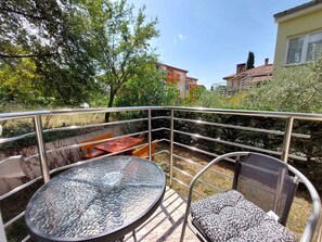 Outdoor dining - Holiday apartment close to the beach (Malinska)