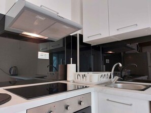 Kylskåp, ugn, spishäll och kaffe- och tebryggare