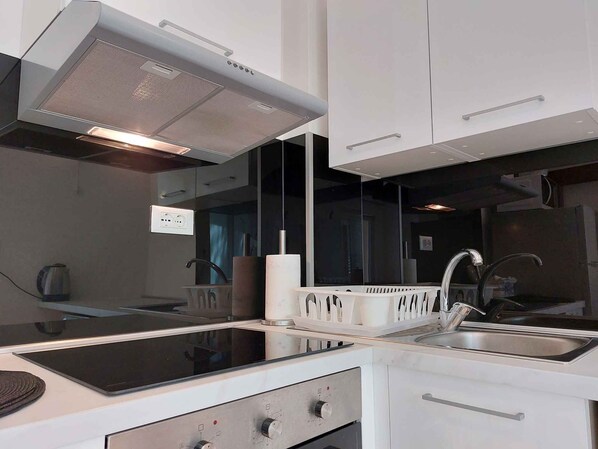 Fridge, oven, stovetop, coffee/tea maker - Holiday apartment close to the beach (Malinska)