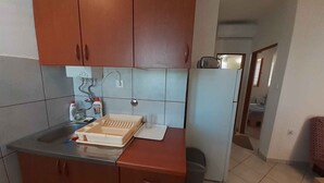 Eine Küche mit Holzausstattung, einem Spülbecken und einer Arbeitsplatte.