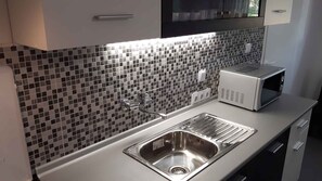 Kühlschrank, Mikrowelle, Ofen, Herdplatte