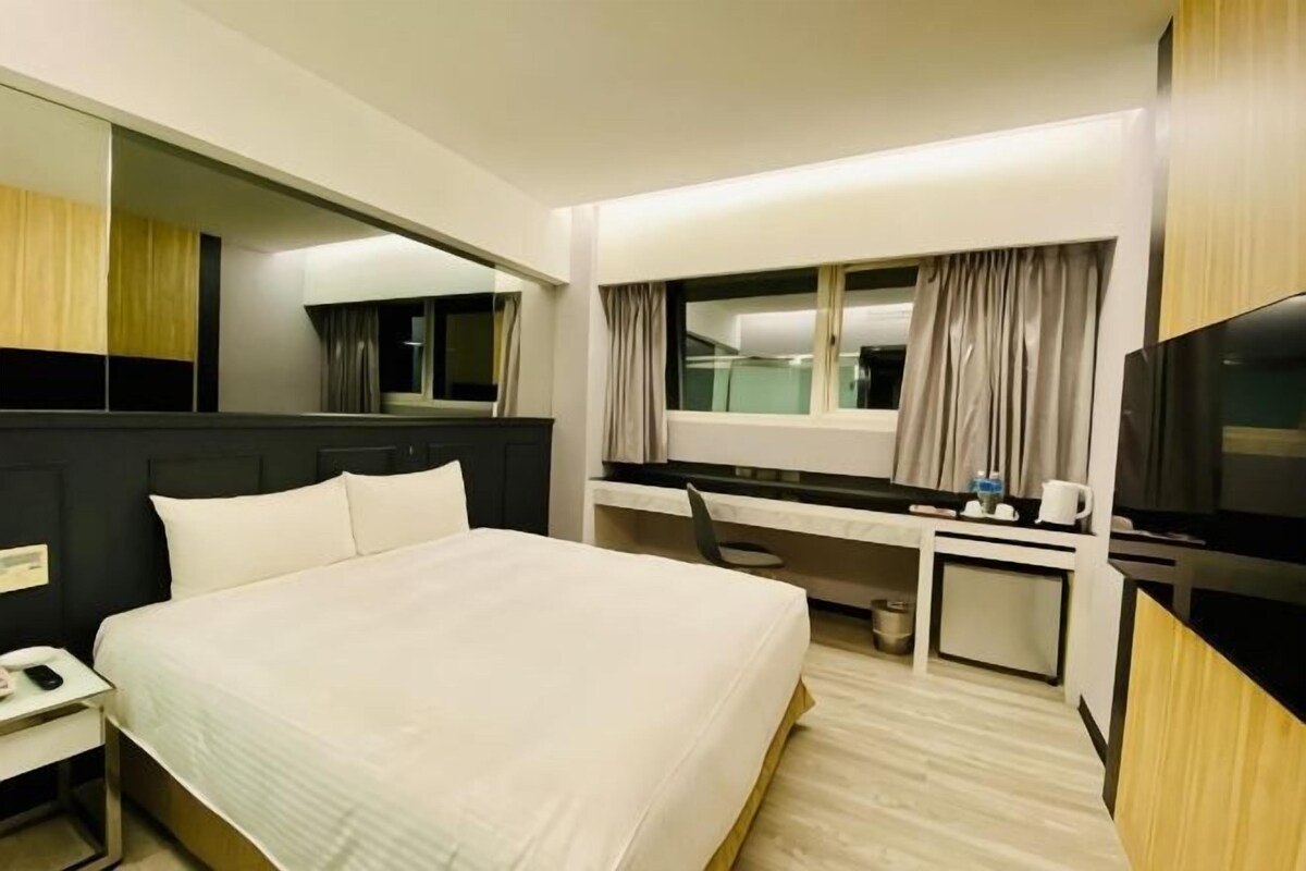Chăn bông, két bảo mật tại phòng, bàn 