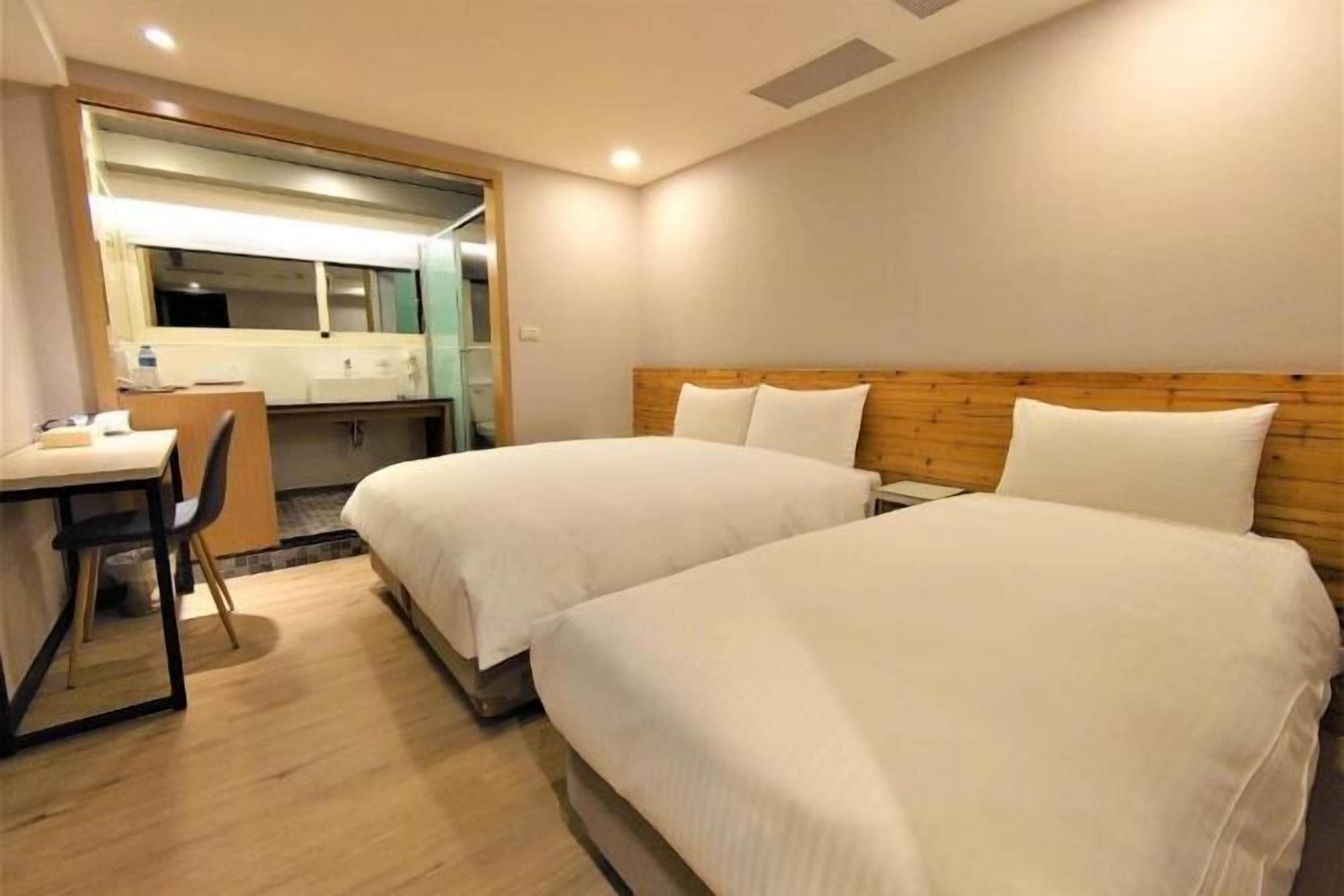 羽毛の掛け布団、セーフティボックス (室内)、客室ごとに異なる装飾、デスク