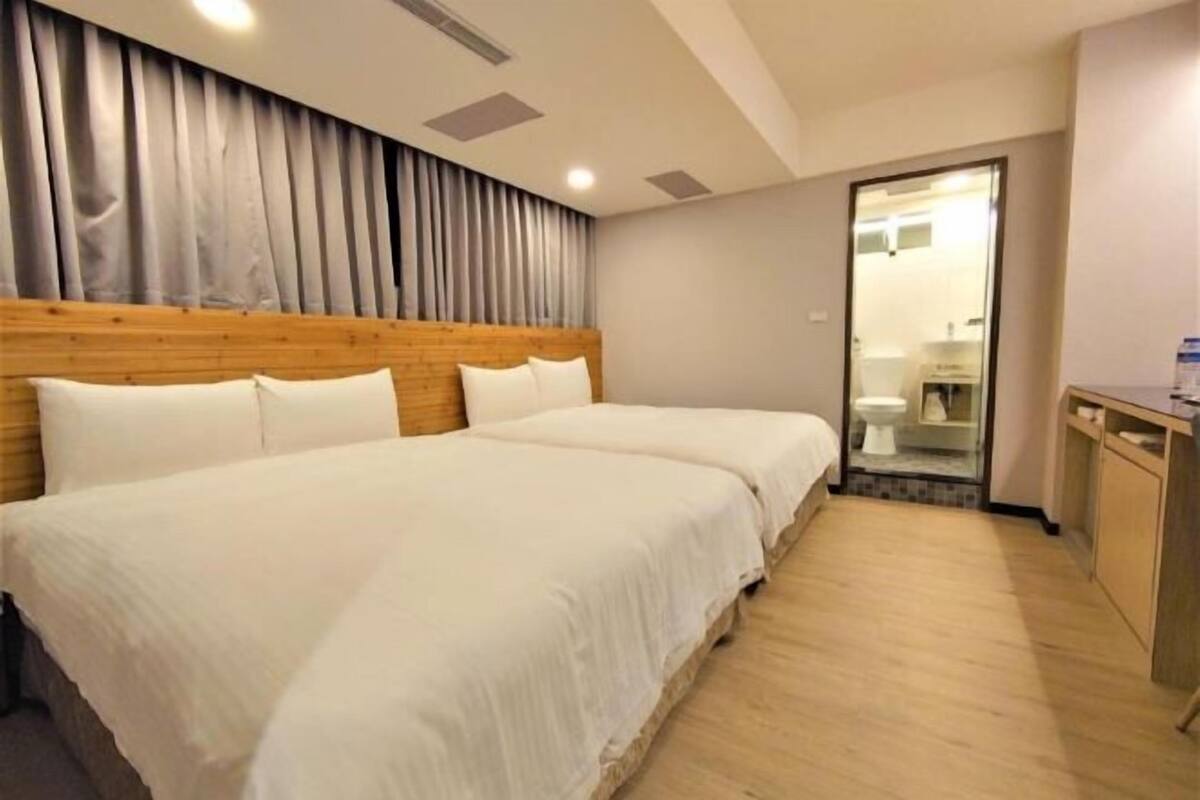 Edredons de pluma, cofres nos quartos, individualmente decorados