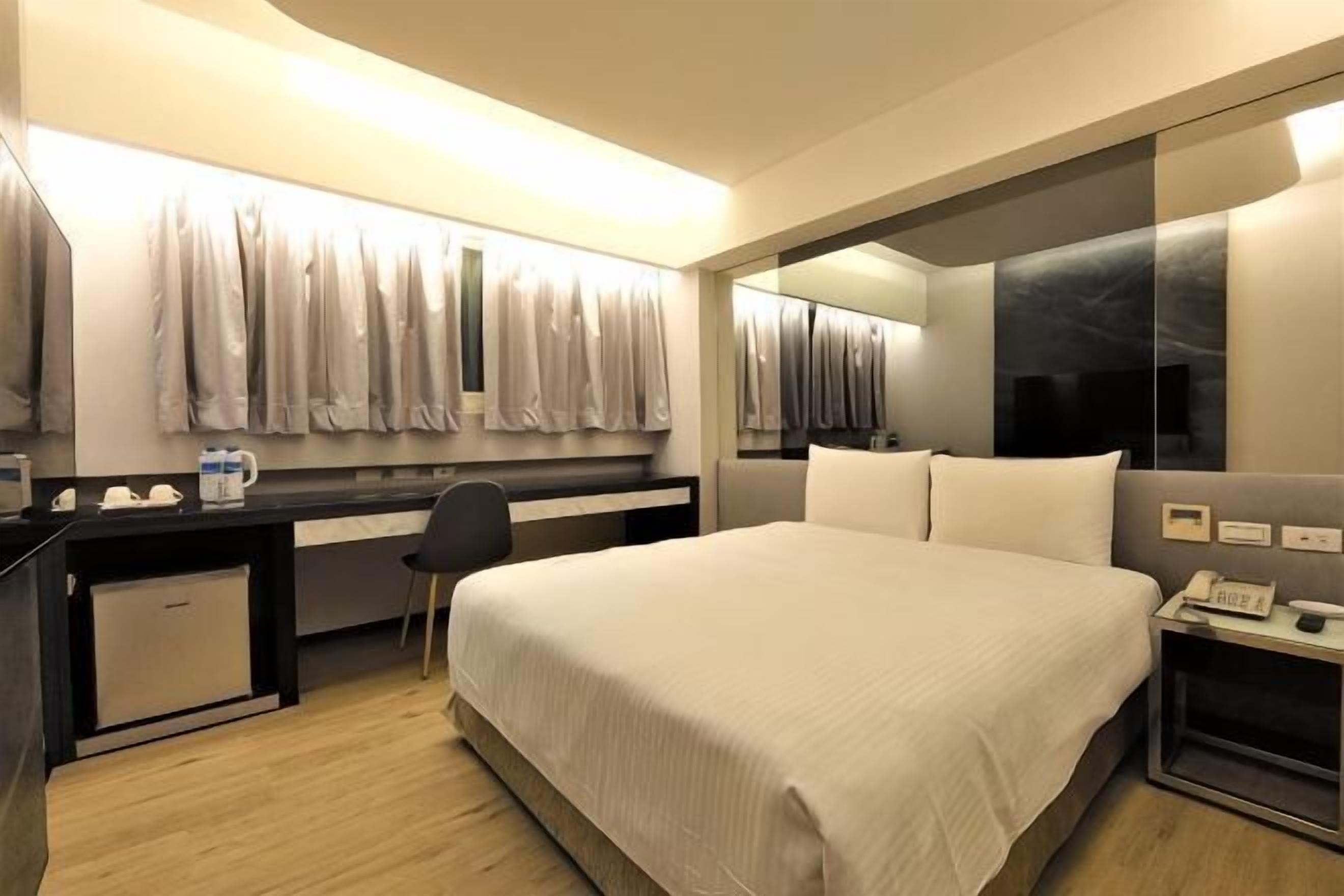 Chăn bông, két bảo mật tại phòng, trang trí khác biệt, bàn 