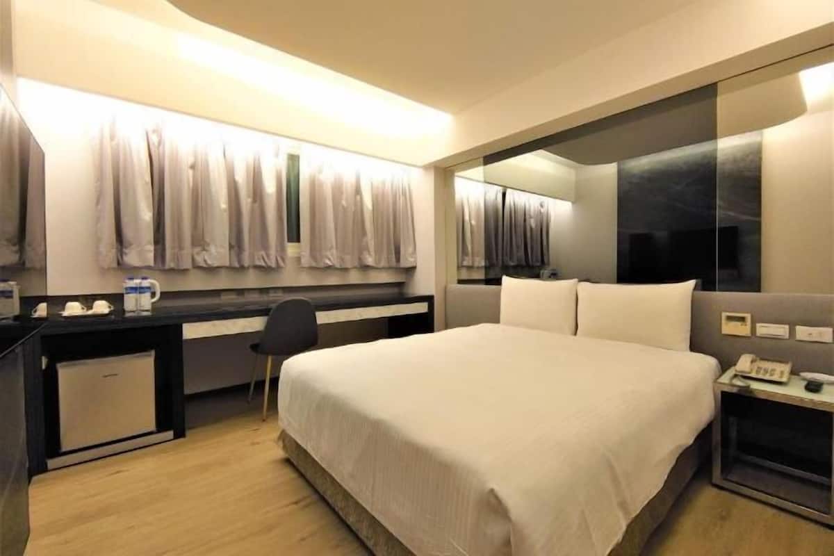 Edredons de pluma, cofres nos quartos, individualmente decorados