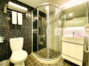 Cabezal de ducha con hidromasaje, secador de pelo, pantuflas, bidet