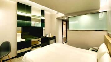 Edredón, caja de seguridad en la habitación y decoración personalizada