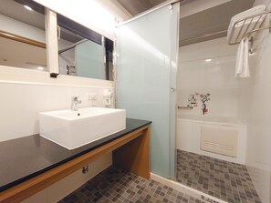 Standard-Dreibettzimmer | Badezimmer | Hydromassagedusche, Haartrockner, Hausschuhe, Bidet