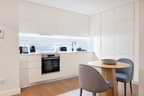 Deluxe Apartment, 1 Double Bed with Sofa bed, City View | Dining room - Catarina Serviced Apartments (Porto)