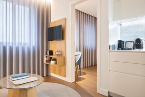 Superior Apartment, Courtyard View | Living area | 28-inch Smart TV with cable channels, TV, MP3 dock - Catarina Serviced Apartments (Porto)