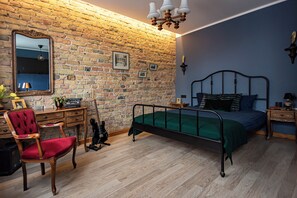 1 habitación, tabla de planchar con plancha y cuna de viaje 