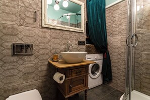 Dusche, Haartrockner, Handtücher, Seife