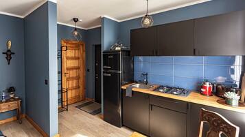 Kühlschrank, Herdplatte, Toaster, Kochgeschirr/Geschirr/Besteck