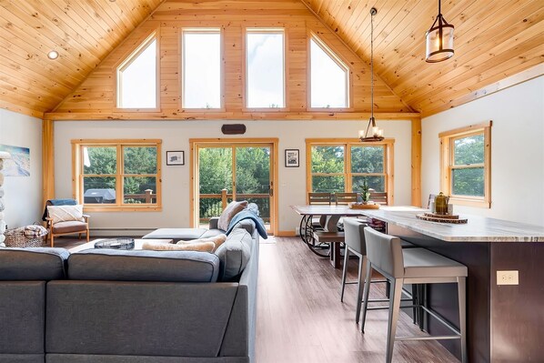 TV, fireplace - The Timbers on Monkey Brook | 4 Bed, 3 Bath (Newry)