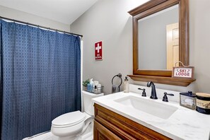 Bathtub, towels - The Timbers on Monkey Brook | 4 Bed, 3 Bath (Newry)