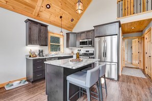 Fridge, microwave, oven, stovetop - The Timbers on Monkey Brook | 4 Bed, 3 Bath (Newry)