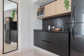 Mikrowelle, Wasserkocher mit Kaffee-/Teezubehör, Toaster