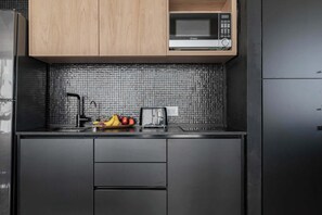 Mikrowelle, Wasserkocher mit Kaffee-/Teezubehör, Toaster