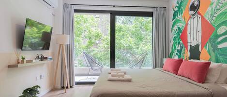 Desk, iron/ironing board, WiFi, bed sheets