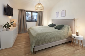 4 chambres, bureau, fer et planche à repasser, lit de bébé portatif