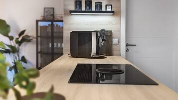 Frigorifero, microonde, forno, piano cottura