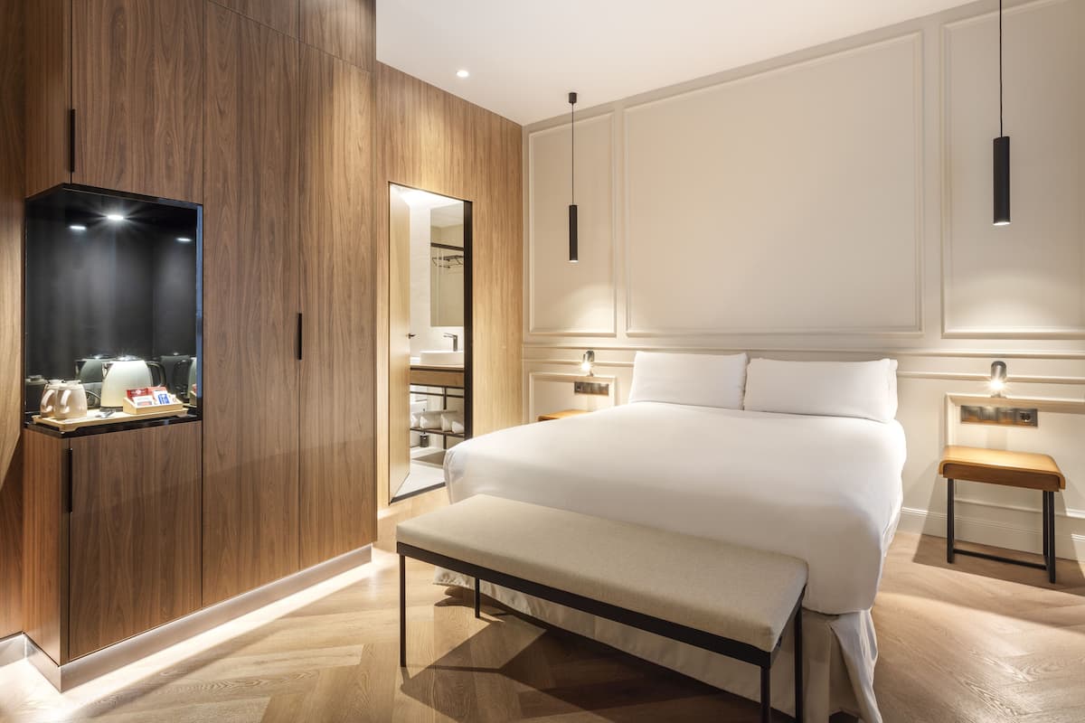 Standaard tweepersoonskamer | Luxe beddengoed, donzen dekbedden, een kluis op de kamer, een bureau