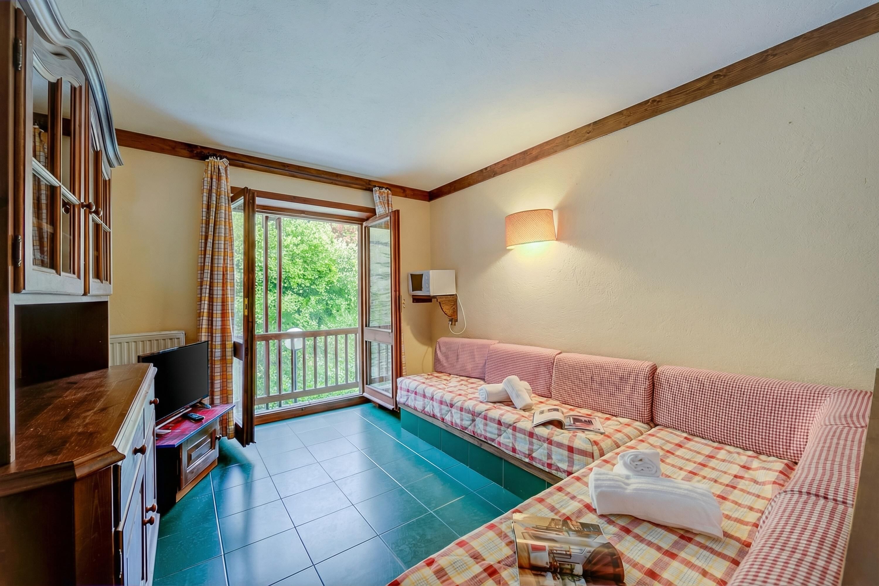 Studio Familial, côté montagne (Sises Lodge - 30D Sestriere) | Coin séjour | TV connectée de 21 pouces avec chaînes par câble, télévision