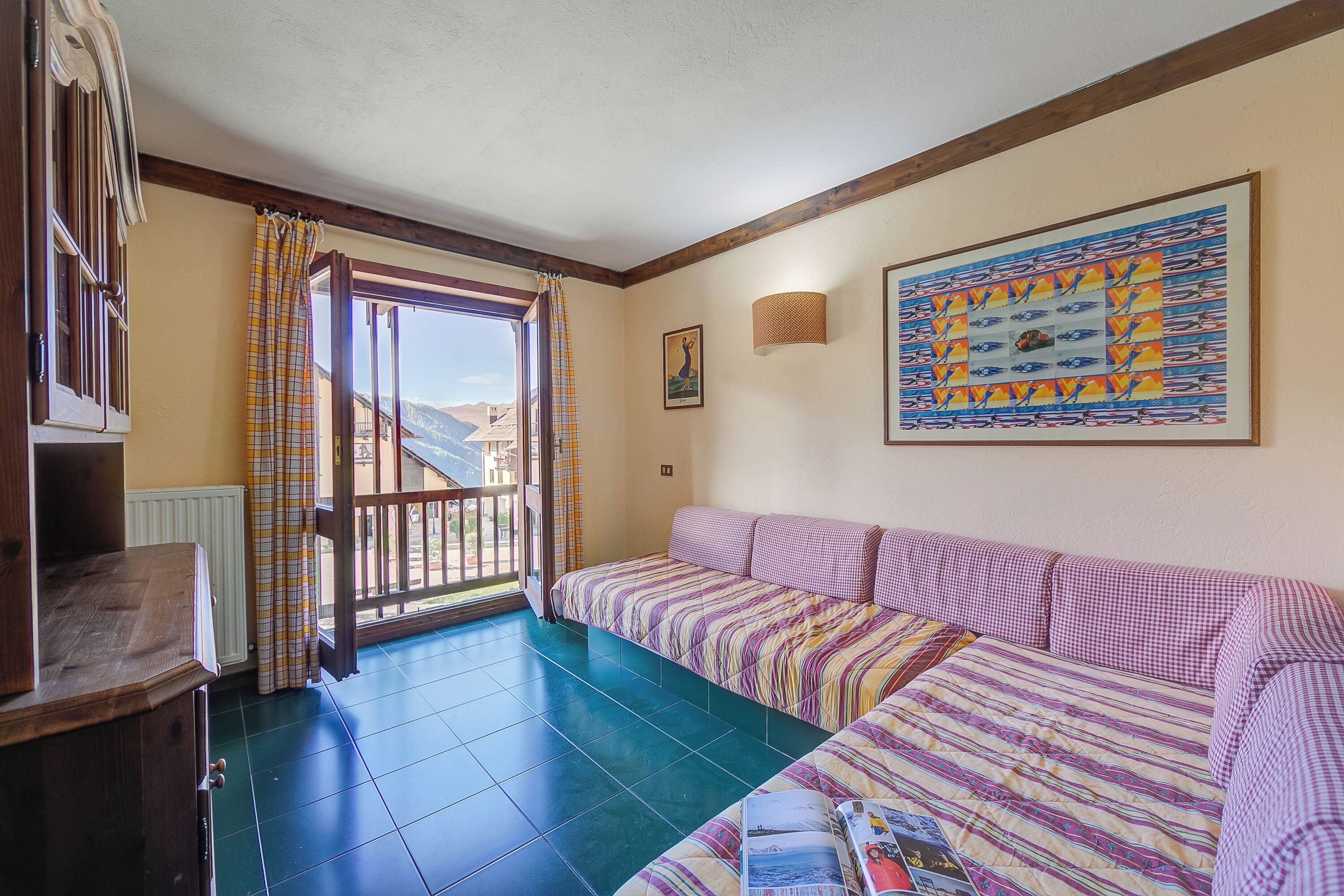 Apartamento familiar, varias habitaciones, junto a la montaña (Grange Hike & Ski - 06C Sestriere) | Zona de estar | Smart TV de 21 pulgadas con canales por cable, una televisión