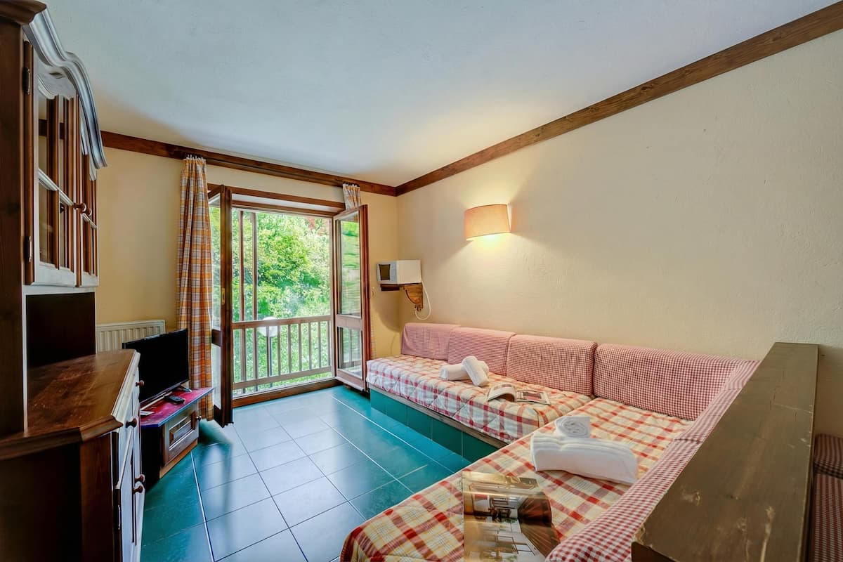 Studio Familial, côté montagne (Sises Lodge - 31D Sestriere) | Coin séjour | TV connectée de 21 pouces avec chaînes par câble, télévision