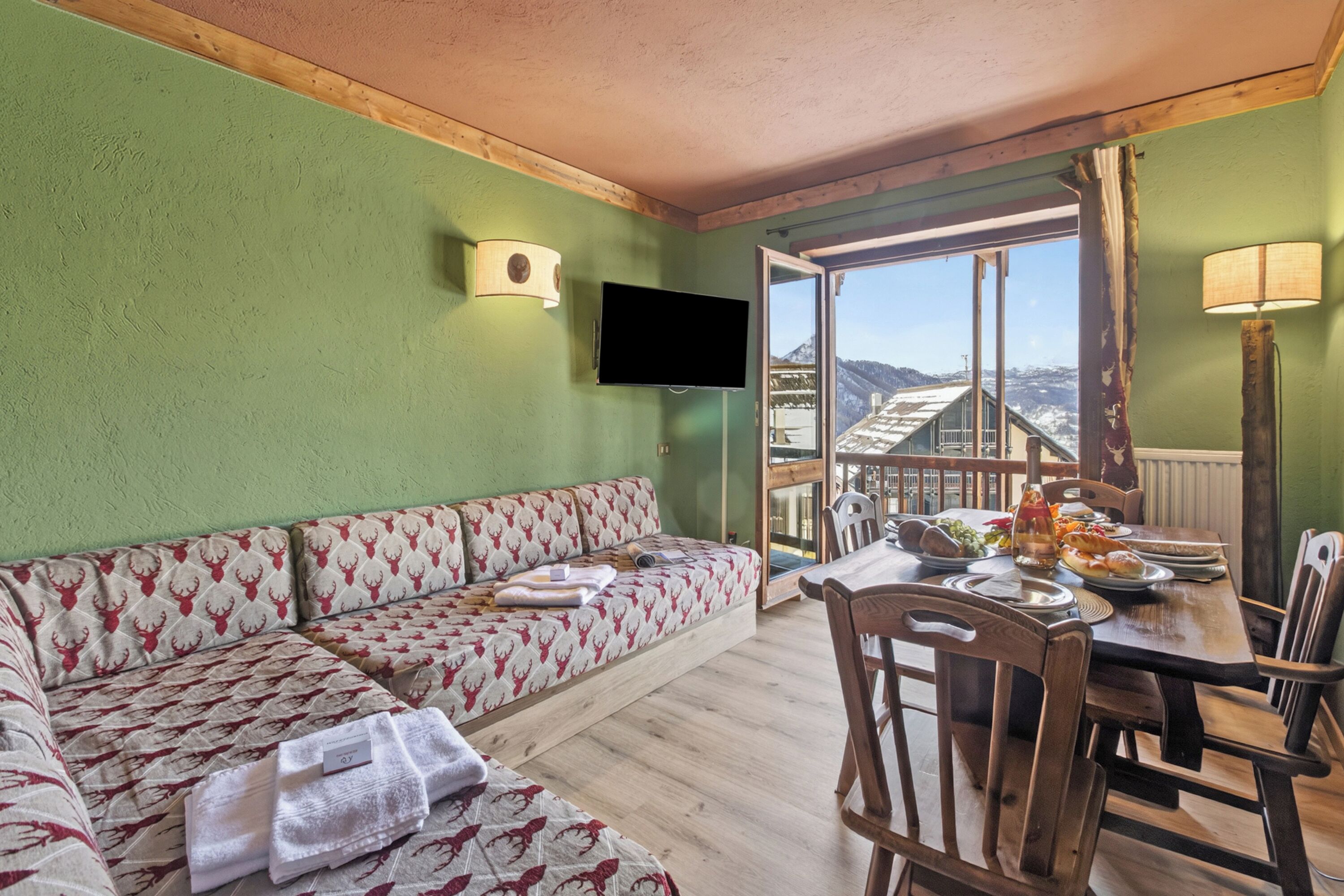 Appartement Familial, plusieurs chambres, côté montagne (Sises Lodge - 38D Sestriere) | Coin séjour | TV connectée de 21 pouces avec chaînes par câble, télévision