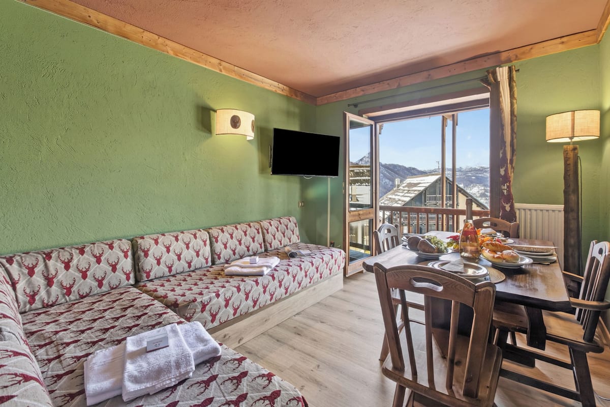 Appartement Familial, plusieurs chambres, côté montagne (Sises Lodge - 38D Sestriere) | Coin séjour | TV connectée de 21 pouces avec chaînes par câble, télévision