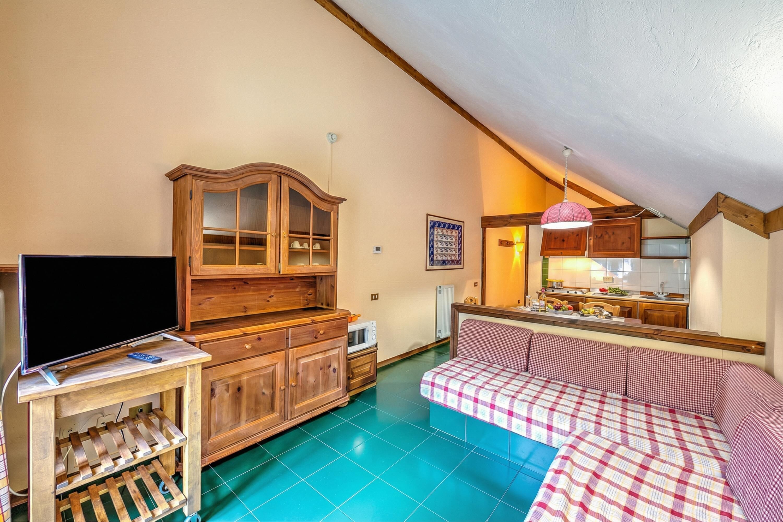 Appartement Familial, plusieurs chambres, côté montagne (Sises Lodge - 45D Sestriere) | Coin séjour | TV connectée de 21 pouces avec chaînes par câble, télévision