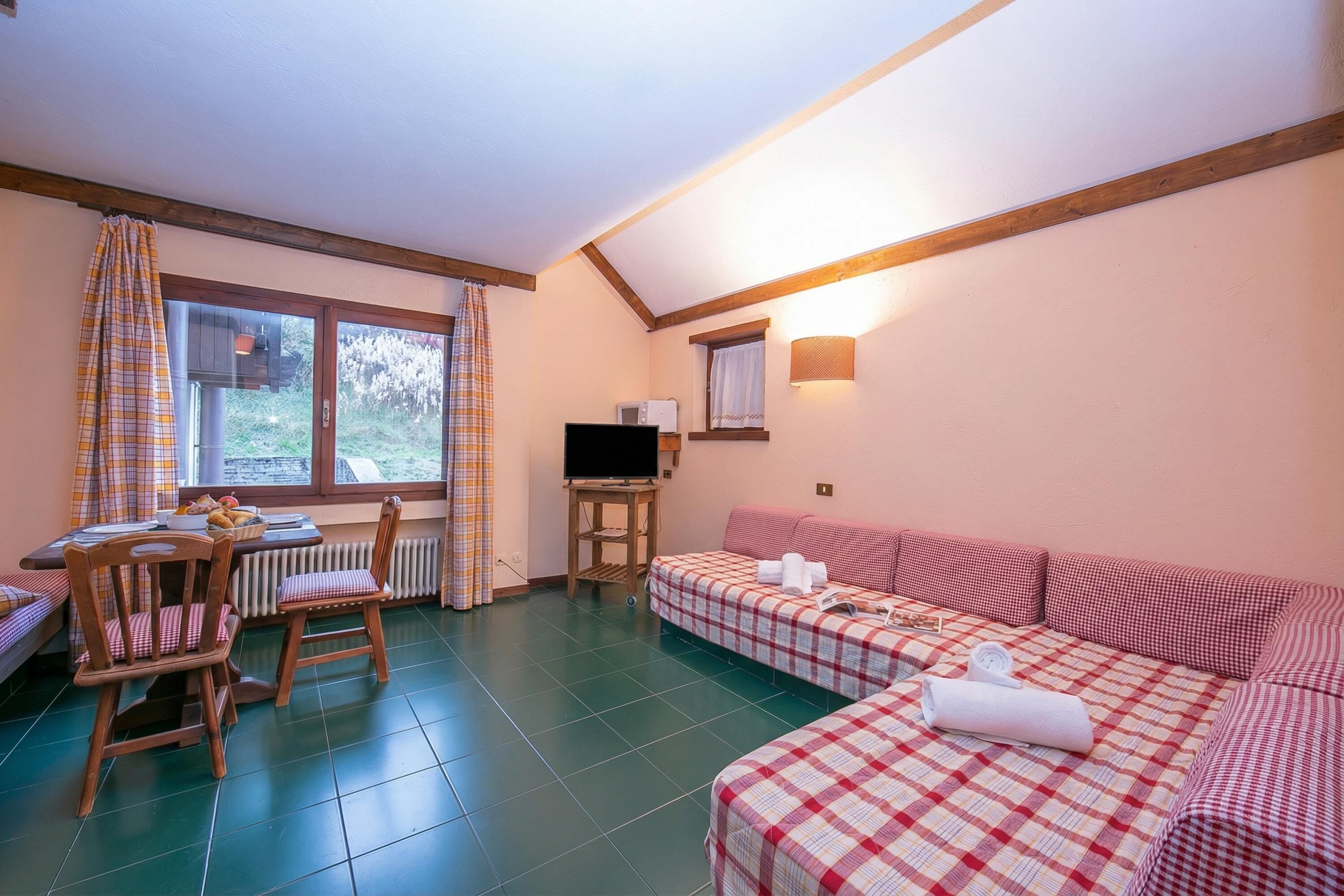 Studio Familial, côté montagne (Sises Lodge - 14D Sestriere) | Coin séjour | TV connectée de 21 pouces avec chaînes par câble, télévision