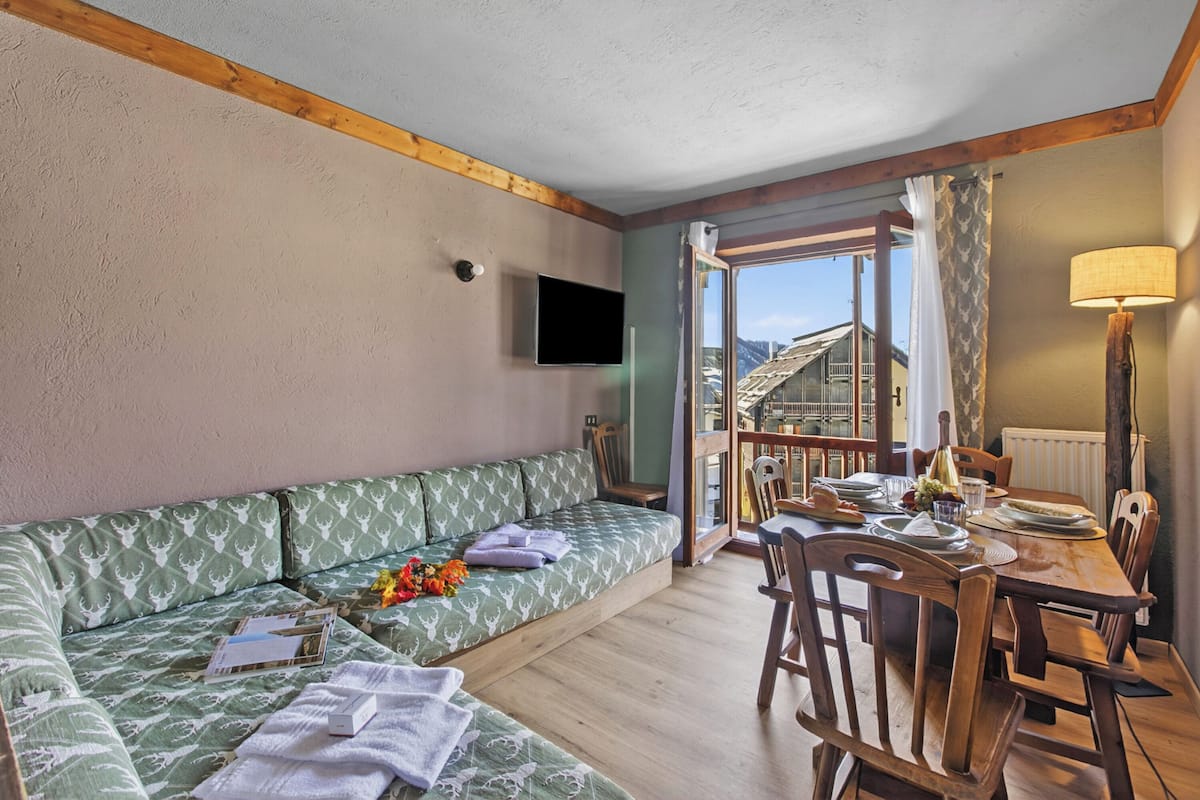 Appartement Familial, plusieurs chambres, côté montagne (Sises Lodge - 26D Sestriere) | Coin séjour | TV connectée de 21 pouces avec chaînes par câble, télévision