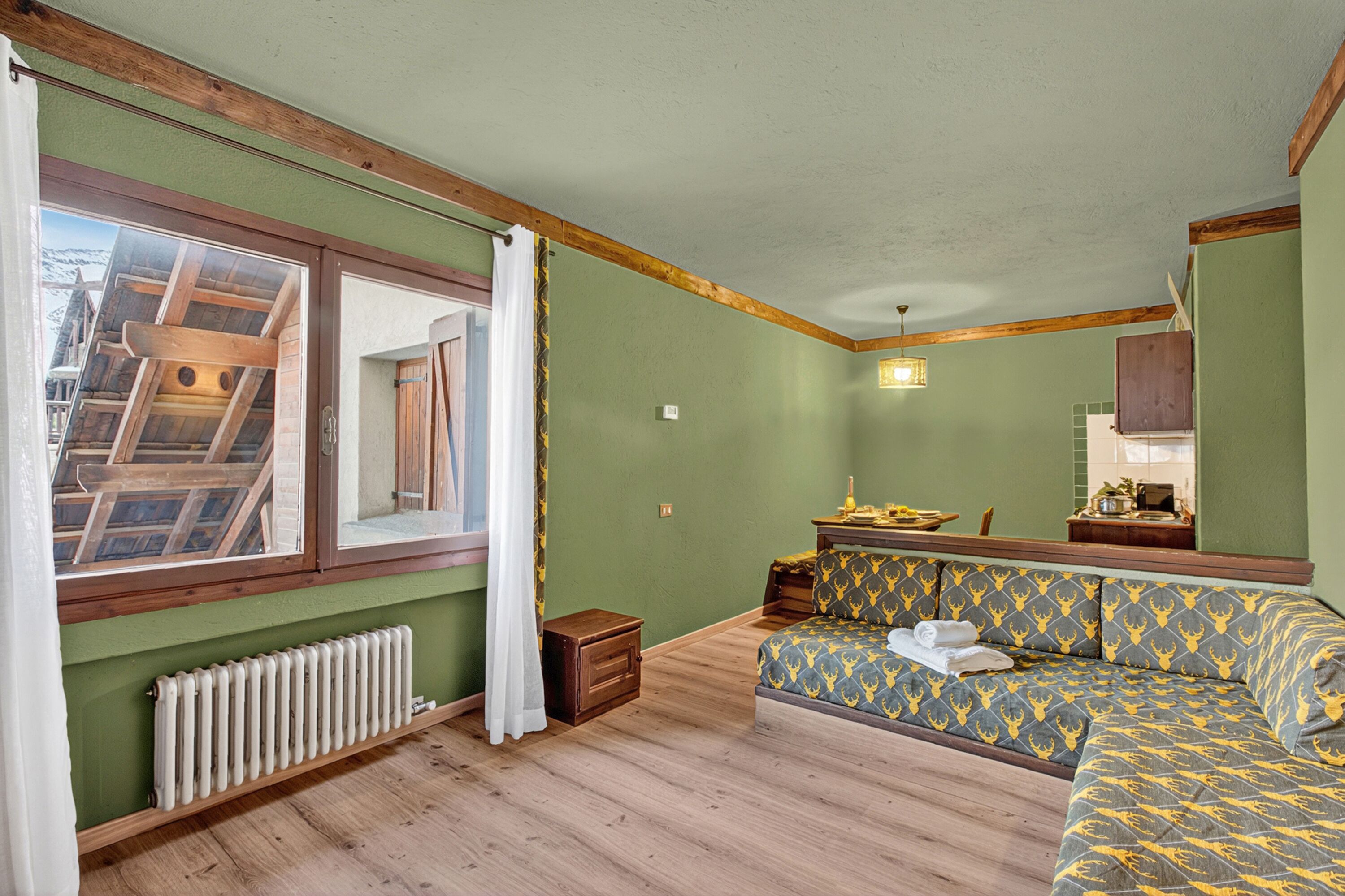 Appartement Familial, plusieurs chambres, côté montagne (Sises Lodge - 15D Sestriere) | Coin séjour | TV connectée de 21 pouces avec chaînes par câble, télévision