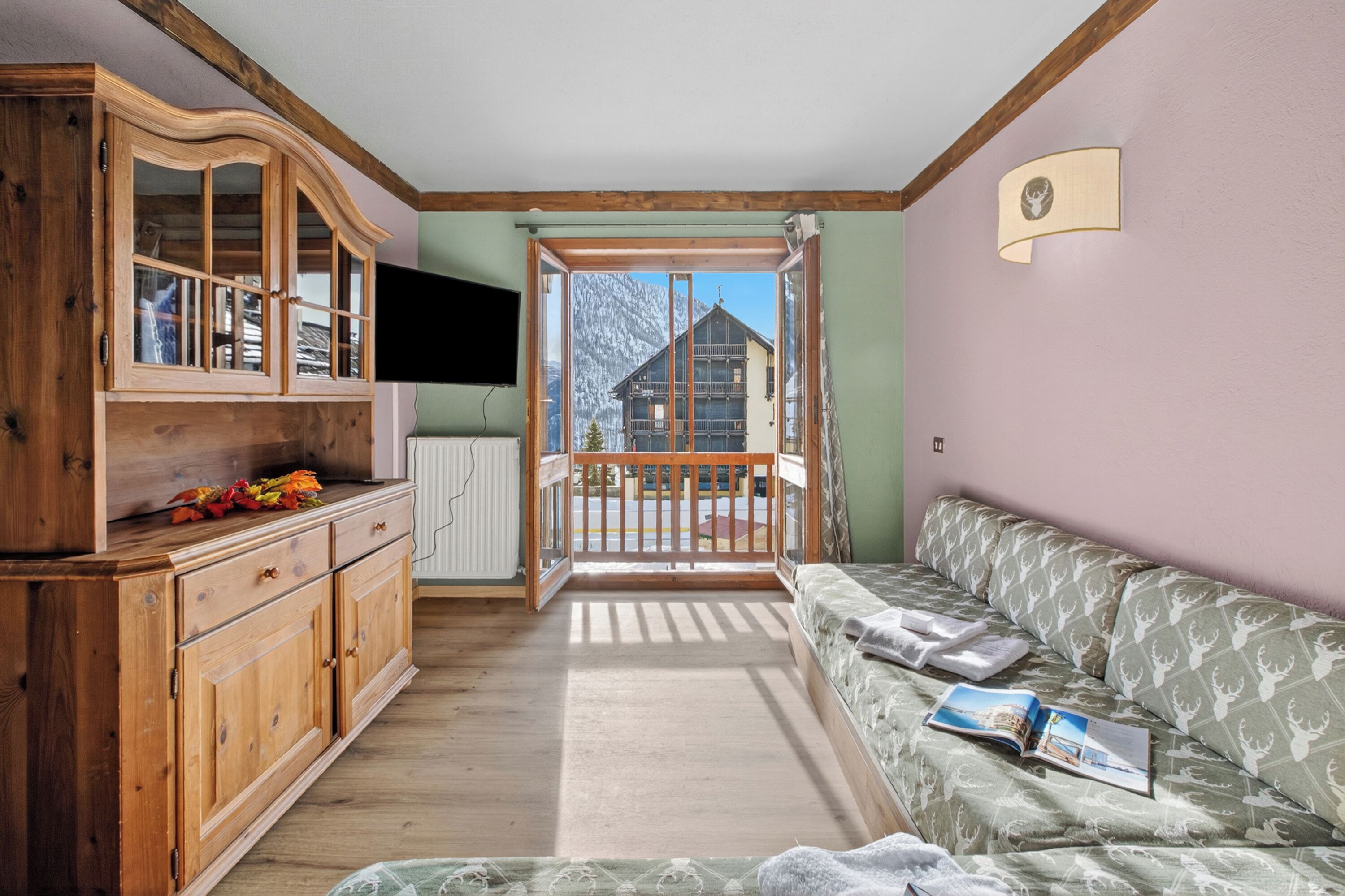 Apartament familiar, diversos dormitoris (Grange Hike & Ski - 07C Sestriere) | Sala d'estar | Televisor intel·ligent de 21 polzades amb canals per cable i televisor 