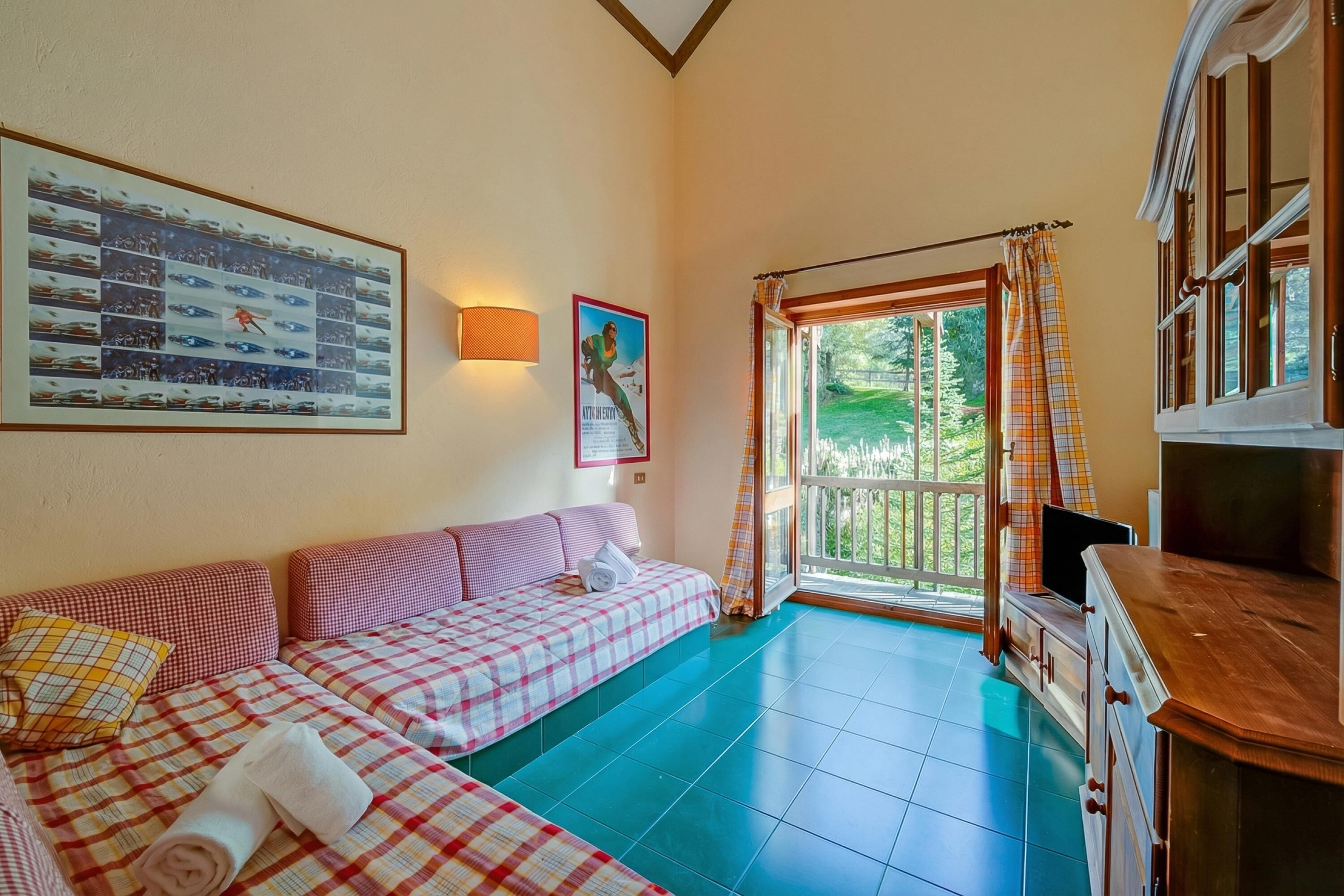 Appartement Familial, plusieurs chambres, 2 salles de bains (Sises Lodge - 46D Sestriere) | Coin séjour | TV connectée de 21 pouces avec chaînes par câble, télévision