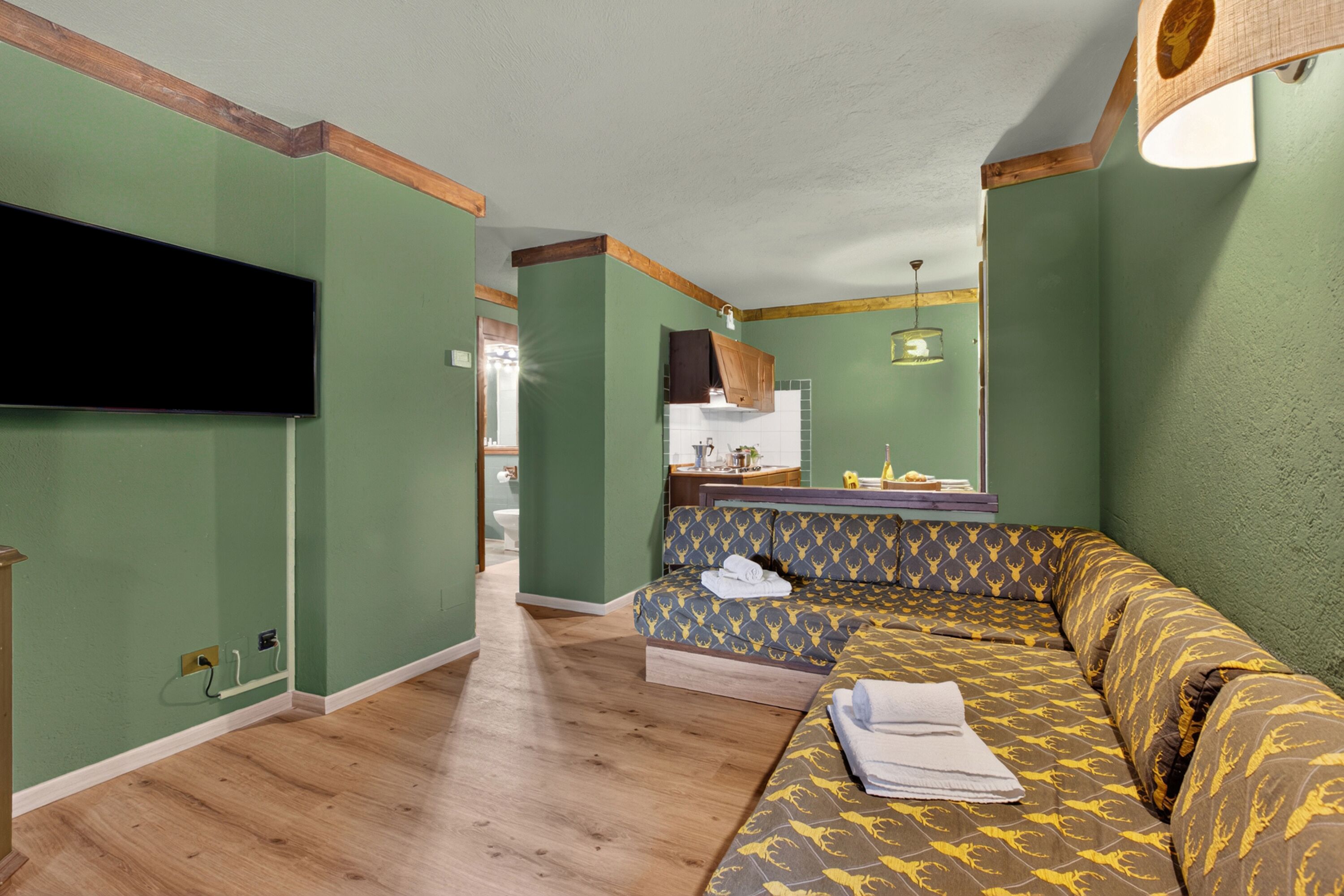 Appartement Familial, plusieurs chambres, côté montagne (Sises Lodge - 16D Sestriere) | Coin séjour | TV connectée de 21 pouces avec chaînes par câble, télévision