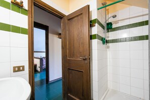 Dusche, Haartrockner, Bidet, Handtücher
