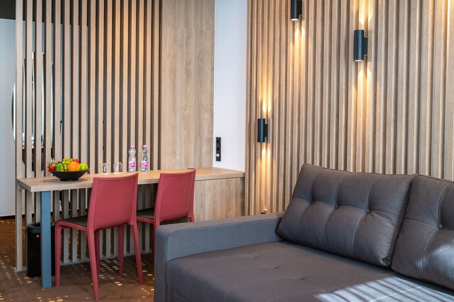 Deluxe-huone | Minibaari, tallelokero huoneessa, työpöytä, pimennysverhot