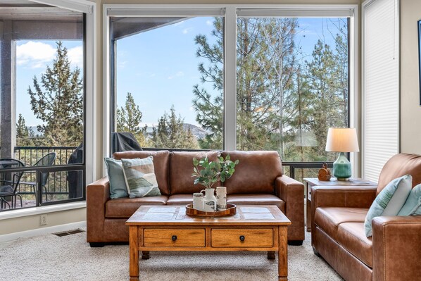 Smart TV, fireplace - New! Mt Bachelor Village ~ Views ~ Fireplace (Bend)