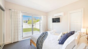 4 bedrooms, iron/ironing board, WiFi, bed sheets - Dutchmans Bay Escape - 45A Thurlow (Nelson Bay)
