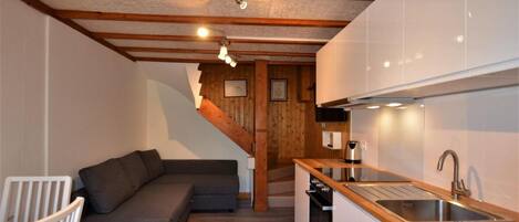 Fridge, microwave, oven, coffee/tea maker