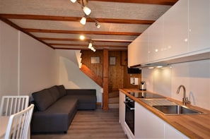 Kühlschrank, Mikrowelle, Ofen, Wasserkocher mit Kaffee-/Teezubehör