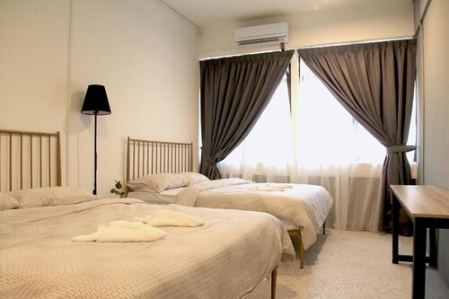 OYO HOME 90647 Mac Inn 94