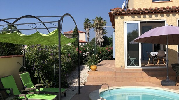 A swimming pool with lounge chairs, a pergola, and a patio area with a table and chairs. - 5'du Barcares, lovely air-conditioned villa with heated pool (ST LAURENT DE LA SALANQUE)