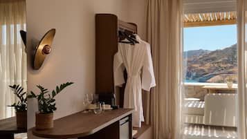 Executive Studio Suite, Jetted Tub | Premium bedding, individually decorated, individually furnished