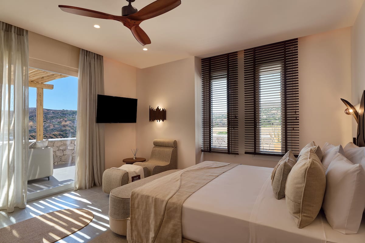 Executive Studio Suite, Jetted Tub | Premium bedding, individually decorated, individually furnished